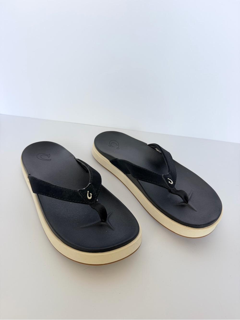 OluKai Womens 8 Nu’a Pi’o Flip Flop Sandals - Black/White